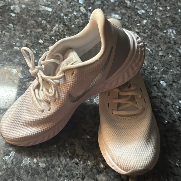 White Nike Revolution Size 9 - Picture 4 of 6